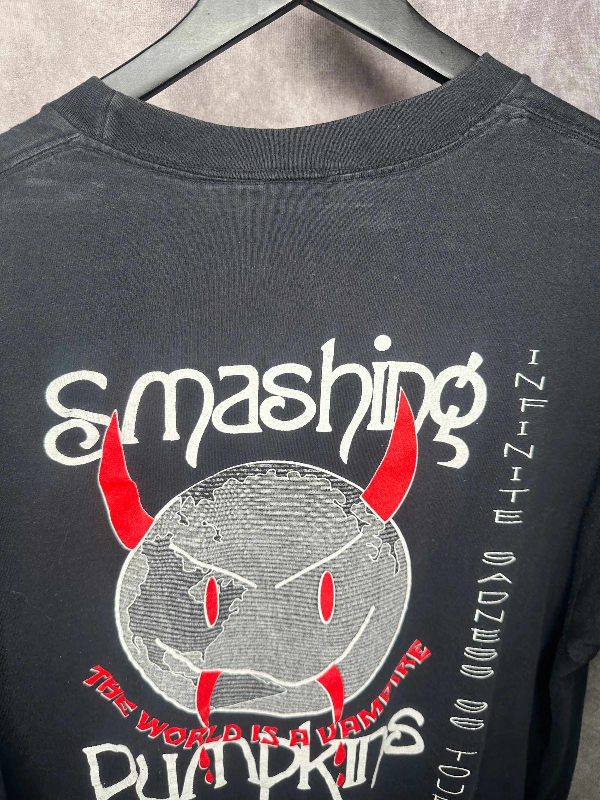 SMASHING PUMPKINS THE WORLD IS A VAMPIRE INFINITE SADNESS PARKING LOT BOOTLEG